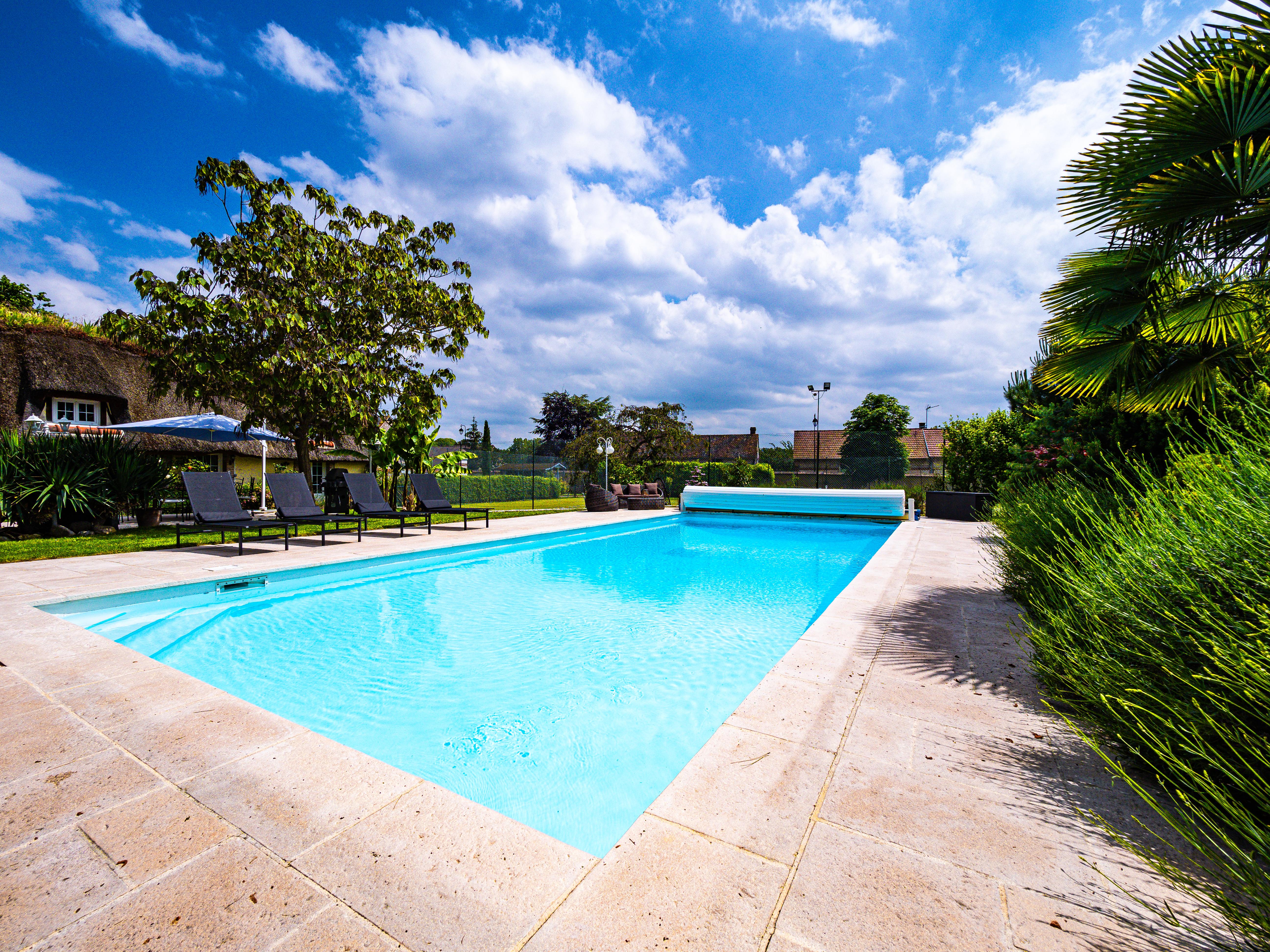 Chaumière piscine et tennis