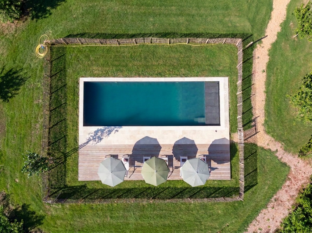 Vue aérienne de la piscine du Domaine de Verrières