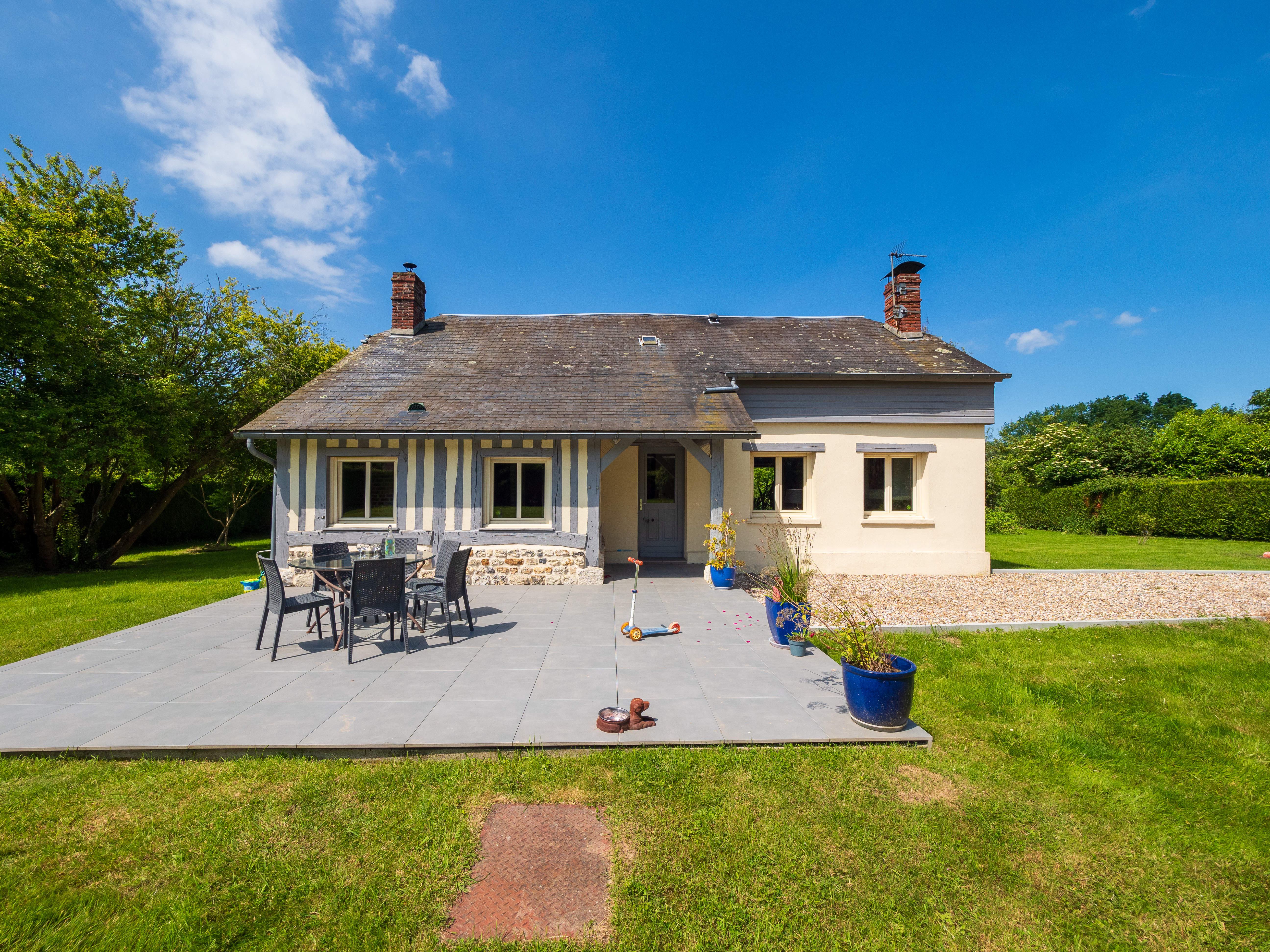 La Petite Campagne, maison normande et sa terrasse sur le jardin