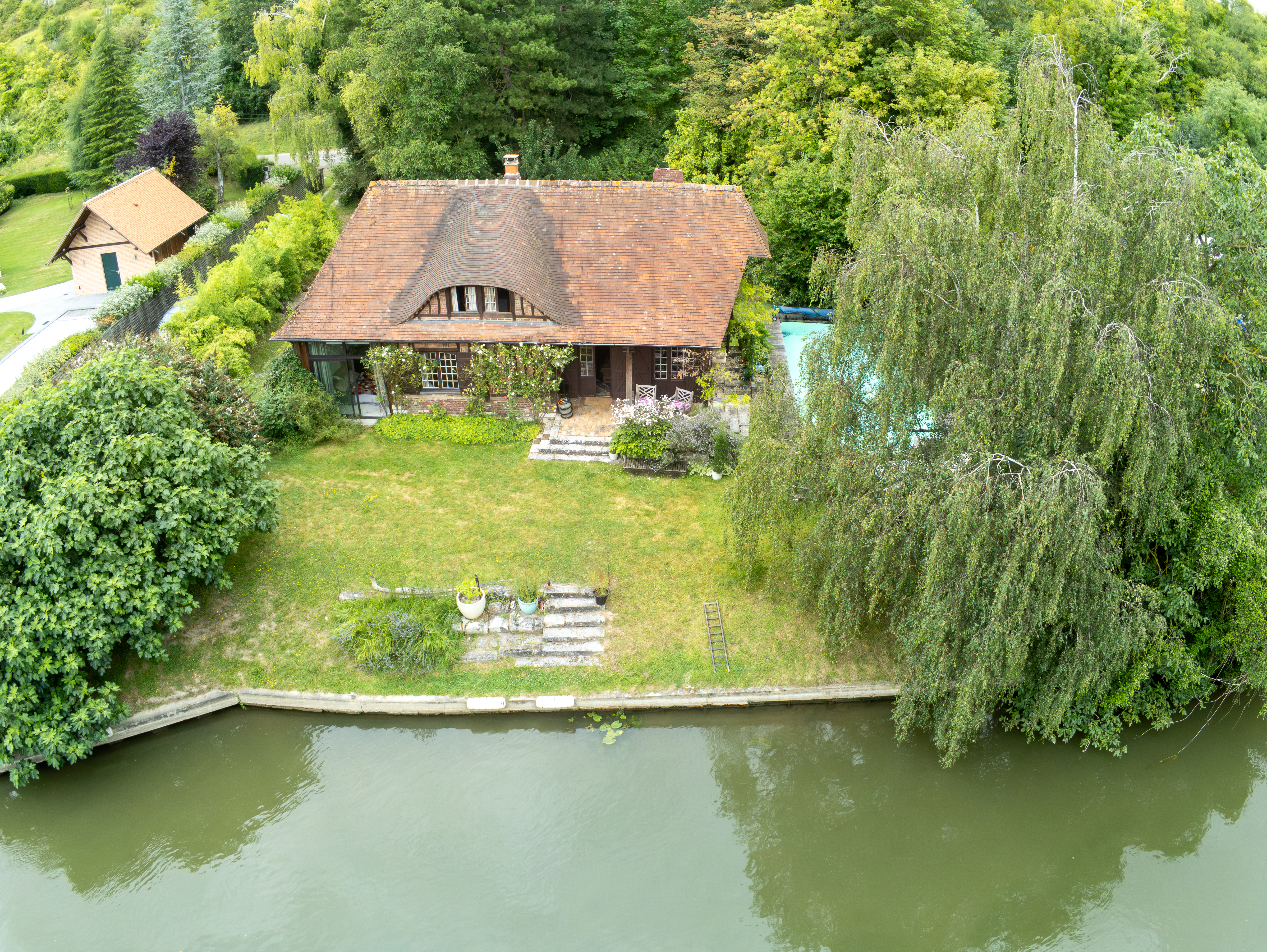 Vue aérienne de L'authentique, maison de campagne au bord de l'eau gérée par Idylliq