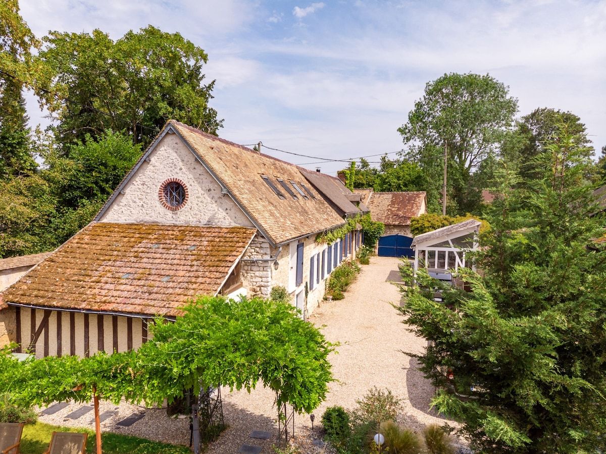 Longère bleue en Normandie, façade et jardin
